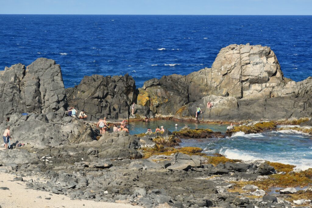 Conchi Natural Pool tussen de rotsen op Aruba