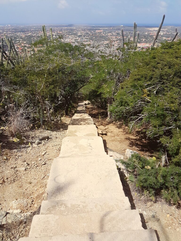 Trap naar de top van de Hooiberg op Aruba