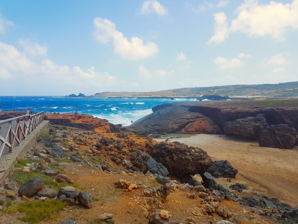 Rotsachtige kust bij Natural Bridge op Aruba