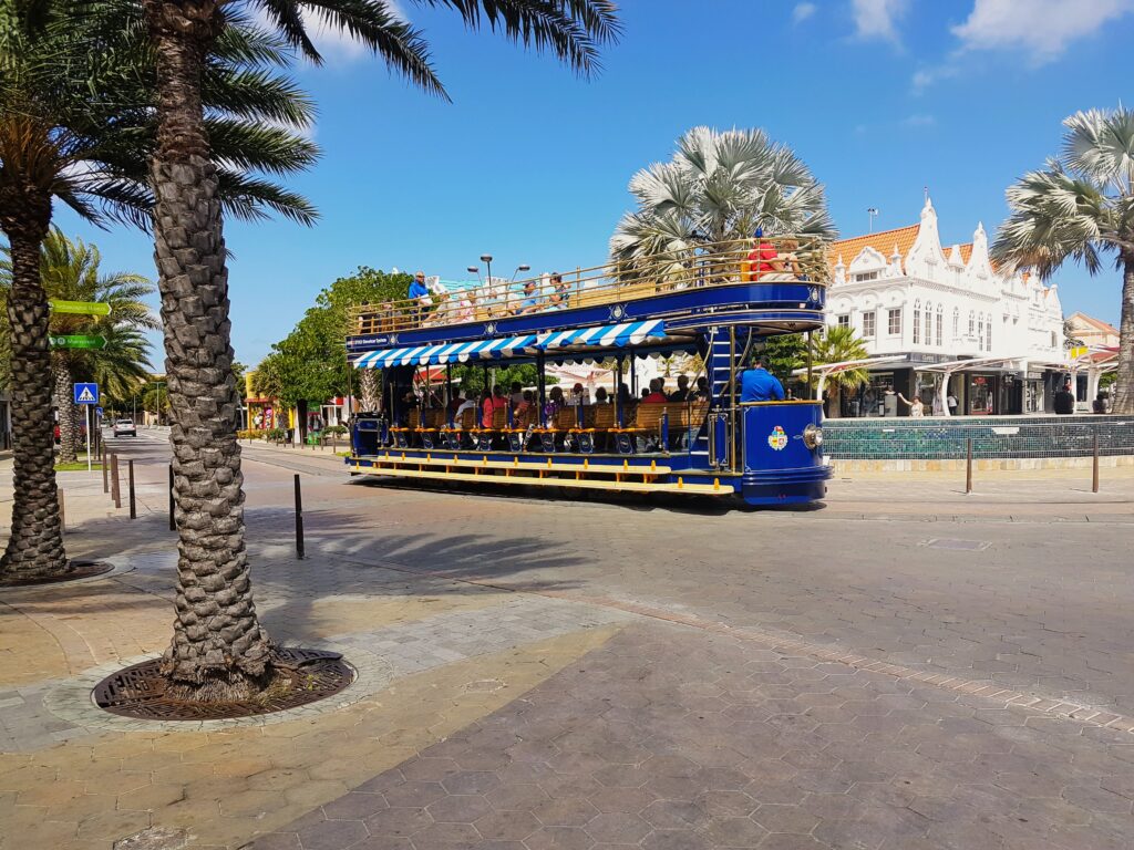 Toeristisch treintje in Oranjestad op Aruba