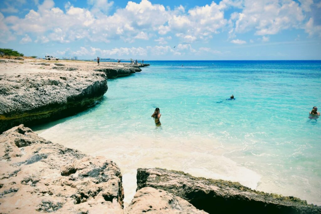 Tres Trapi Beach op Aruba met helderblauw water