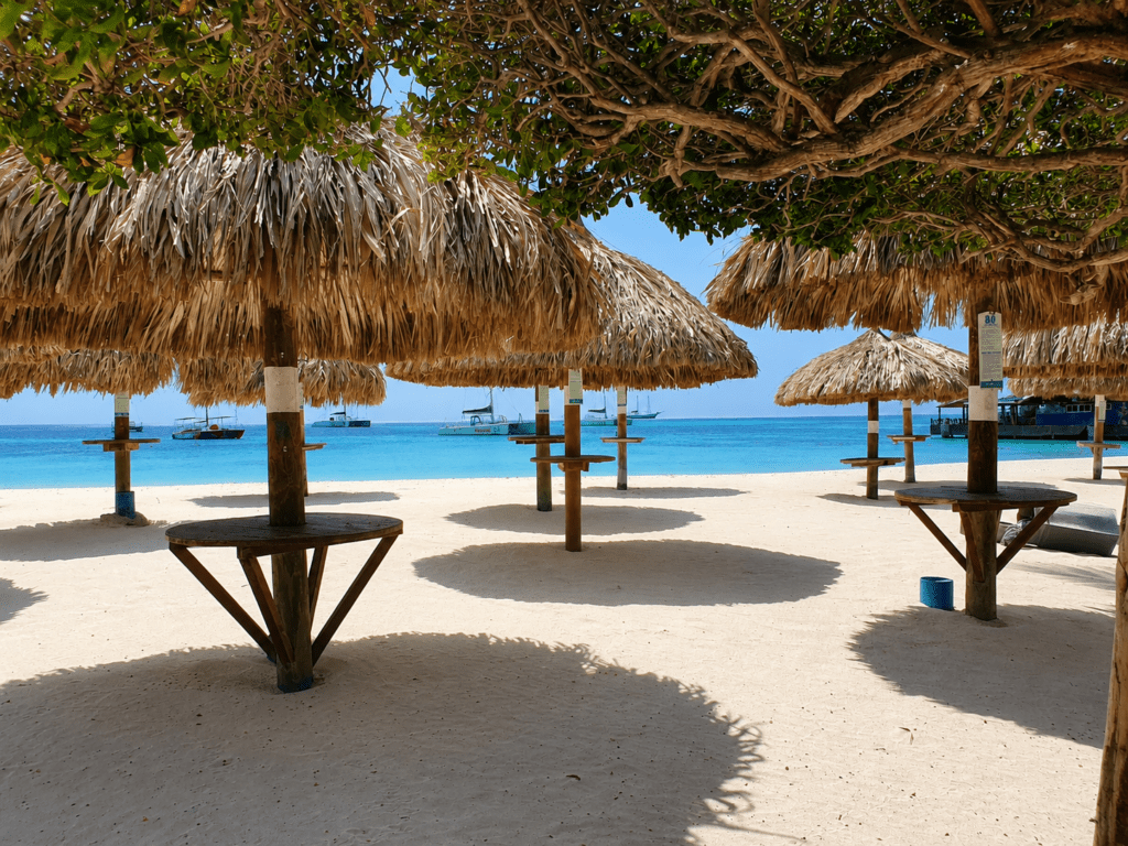 Palm Beach Aruba met palapa's, wit zand en turquoise Caribische Zee