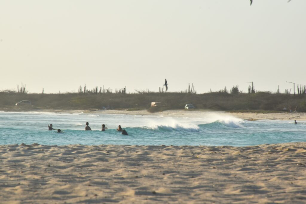 Arashi Beach op Aruba met wit zand en blauwe zee