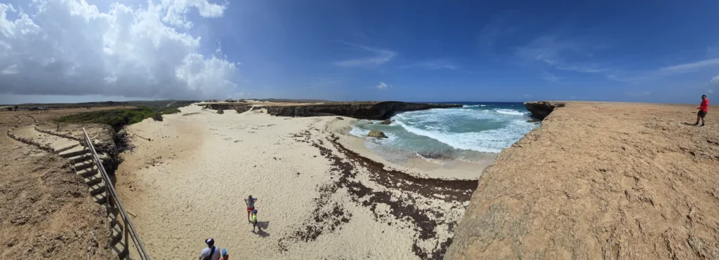 Panoramisch uitzicht over de ruige kust van Arikok National Park Aruba