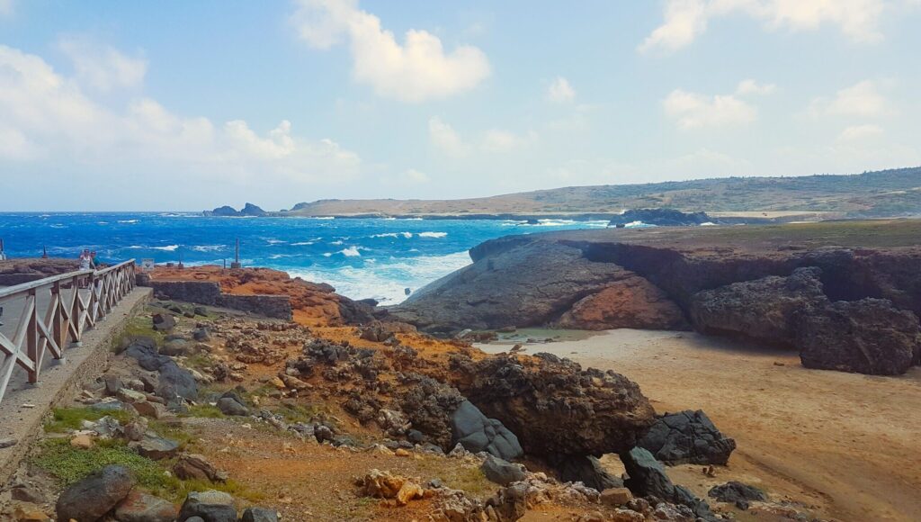 Rotsachtige kust bij Natural Bridge op Aruba