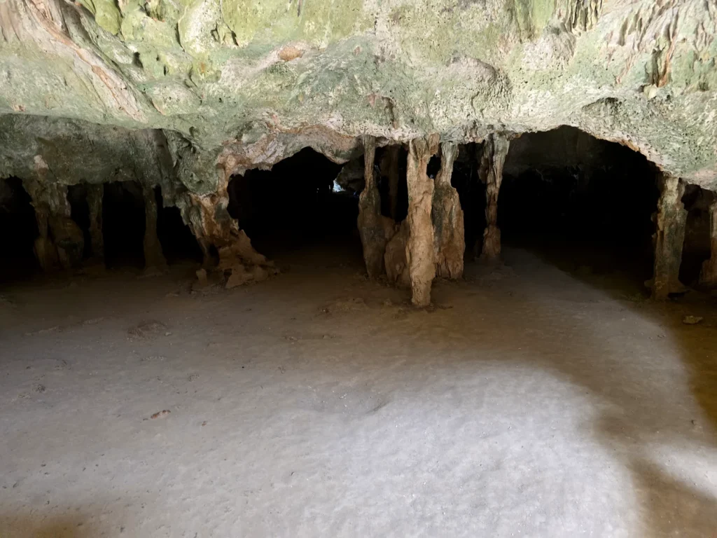 Rotsformaties in een grot in Arikok National Park op Aruba