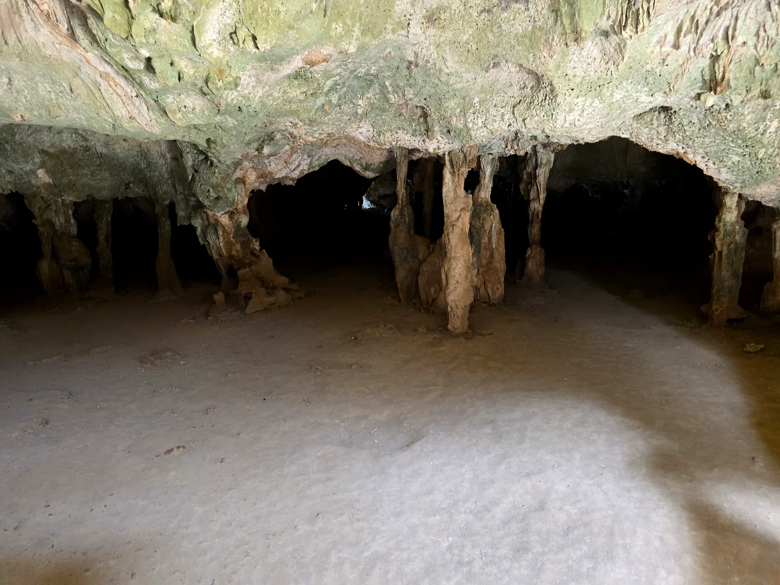 Rotsformaties in Fontein Cave in Arikok National Park op Aruba