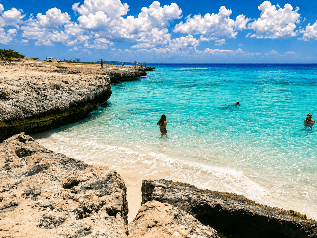 Tres Trapi Aruba met rotsachtige kust en helder turquoise water