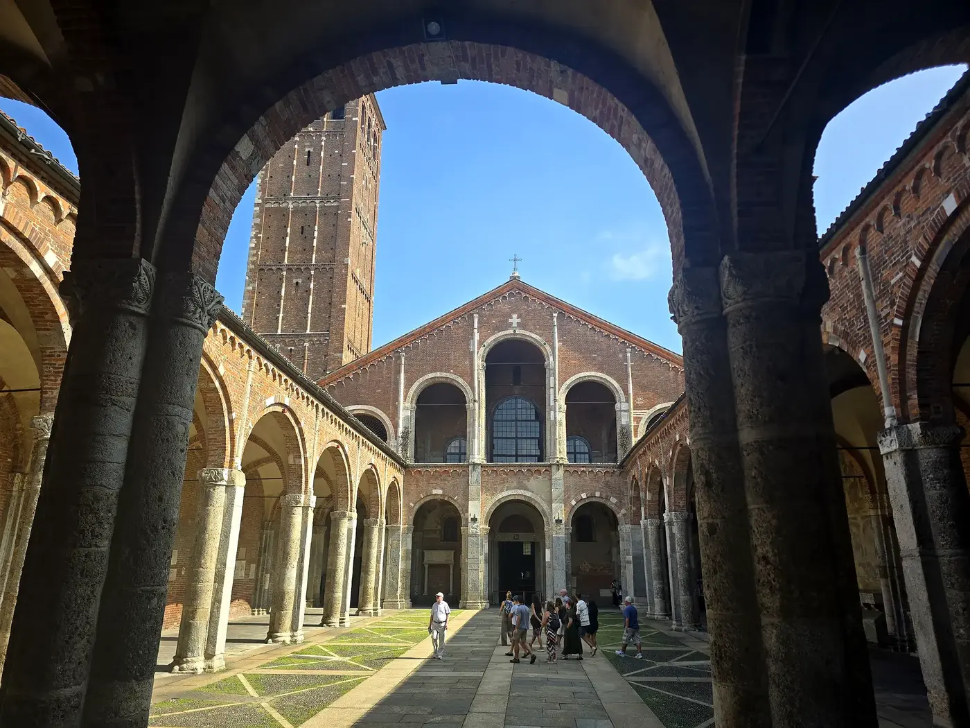 Binnenplaats van Basilica di Sant'Ambrogio in Milaan