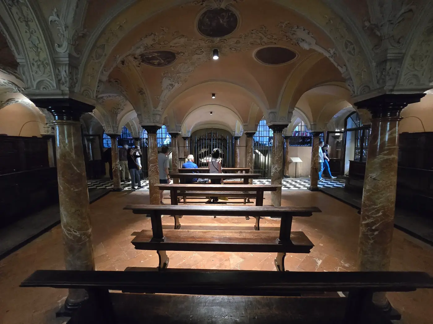 Crypte onder het altaar van Basilica di Sant'Ambrogio