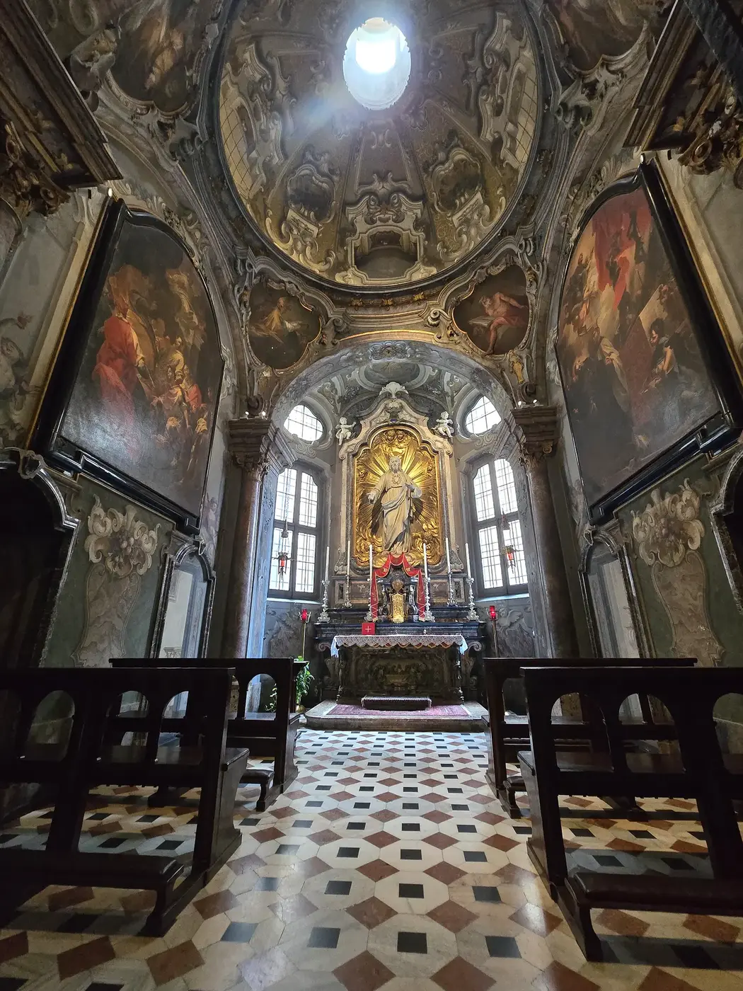 Historische kapel in Basilica di Sant'Ambrogio in Milaan