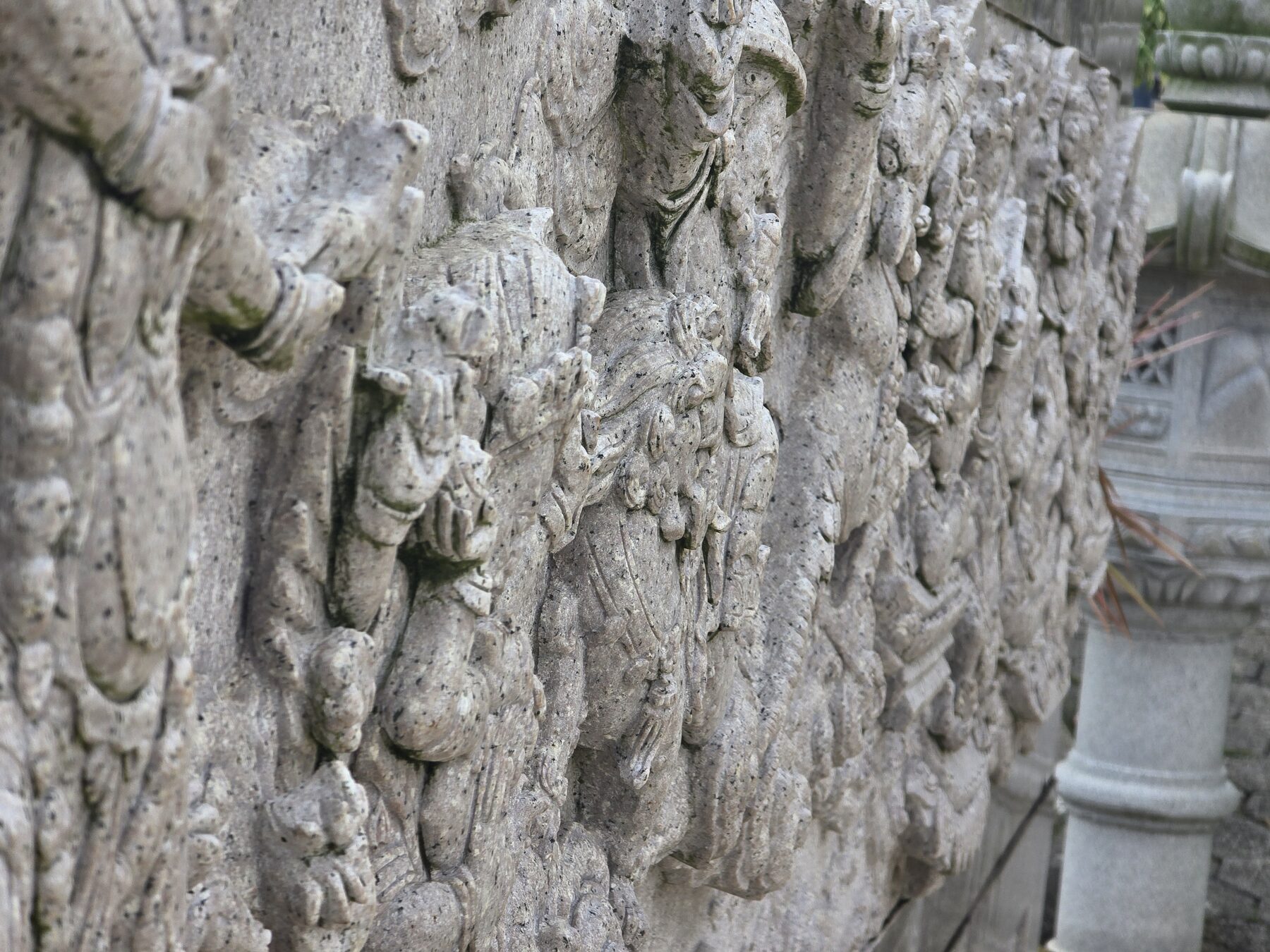 Detail van stenen reliëfs en beeldhouwwerk bij de 500 Lohan Temple