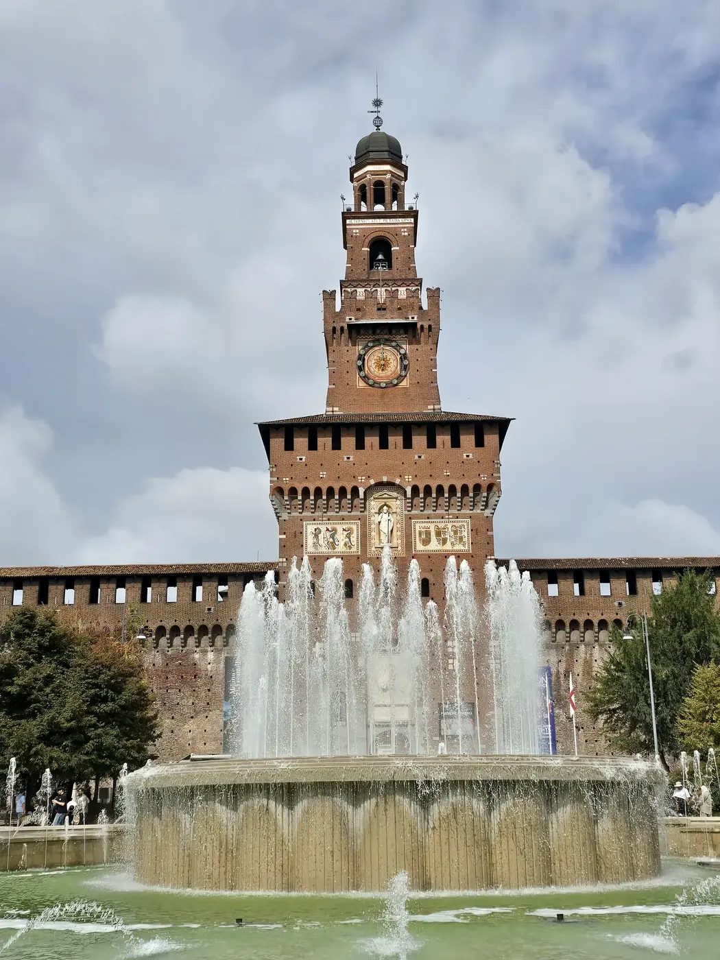 Fontein voor de Torre del Filarete van Castello Sforzesco