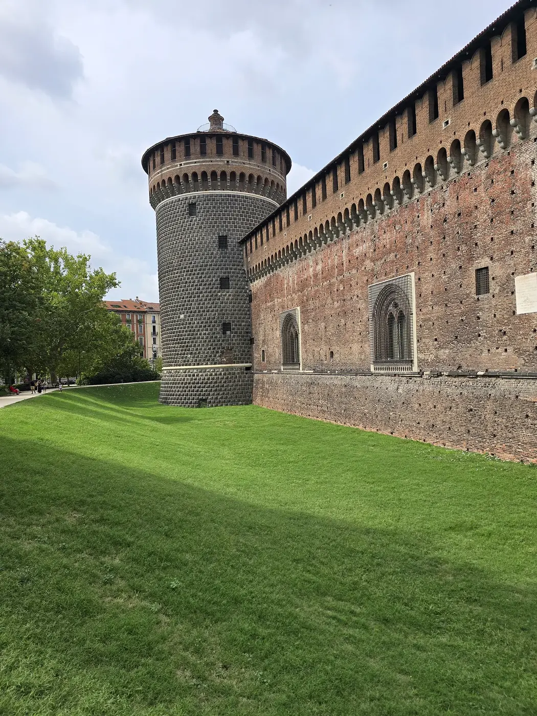 Bakstenen kasteelmuur en ronde toren van Castello Sforzesco