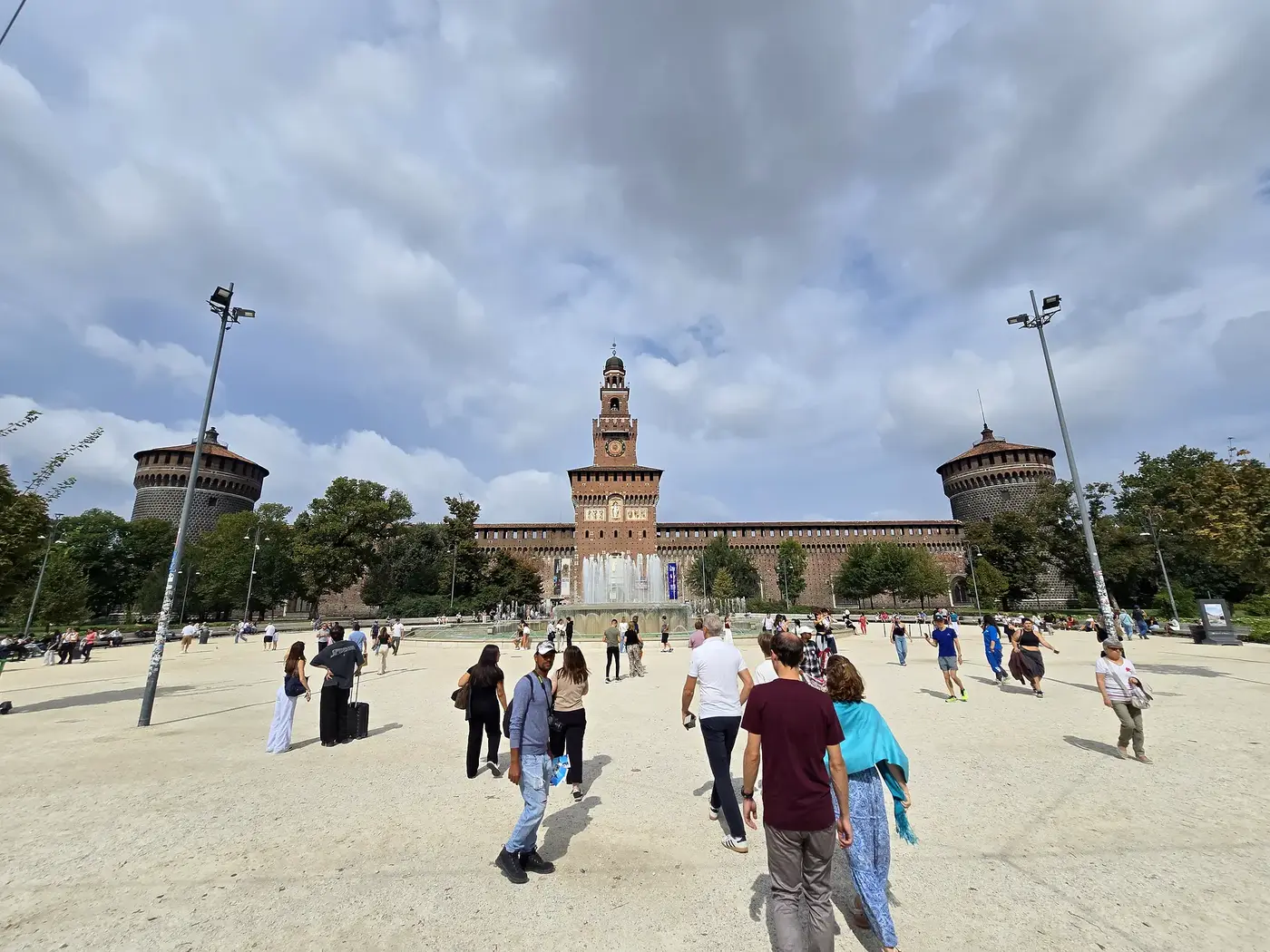 Breed uitzicht over het plein voor Castello Sforzesco in Milaan