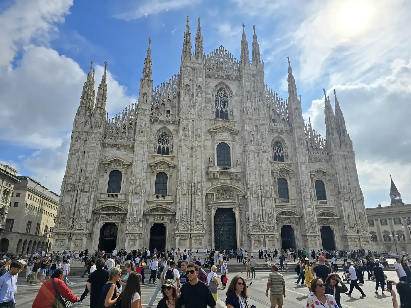 Uitgewerkte marmeren gevel van de Duomo in Milaan