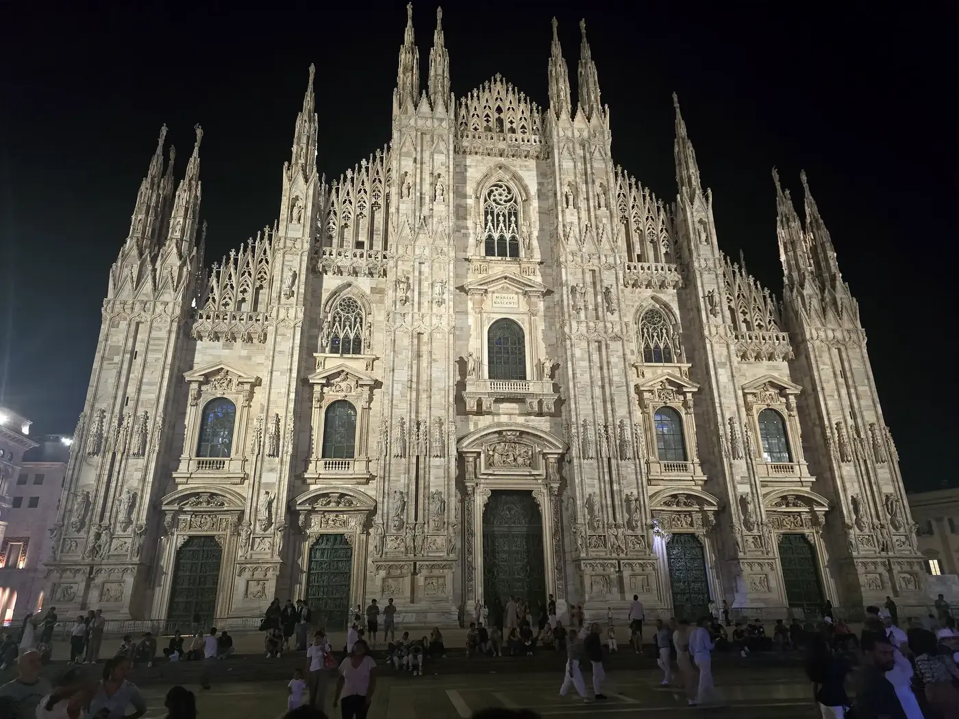 Verlichte gevel van de Duomo van Milaan in de avond
