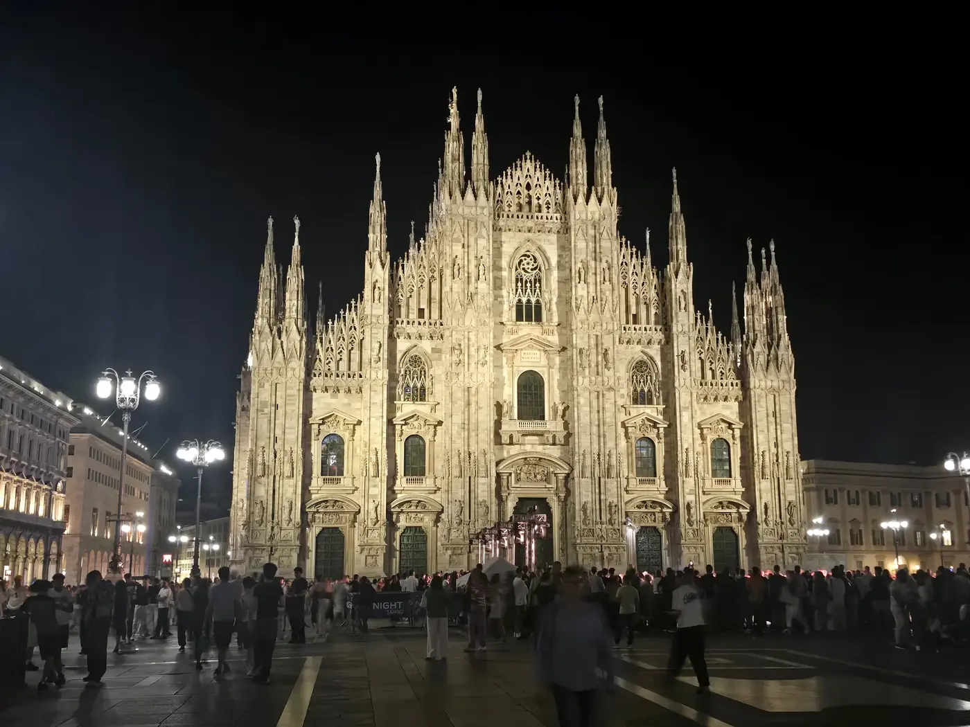 Verlichte Duomo en Piazza del Duomo in de avond
