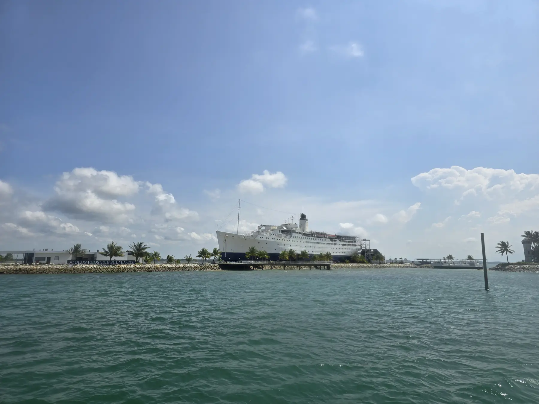 Doulos Phos The Ship Hotel naast de haven van Bandar Bentan Telani op Bintan