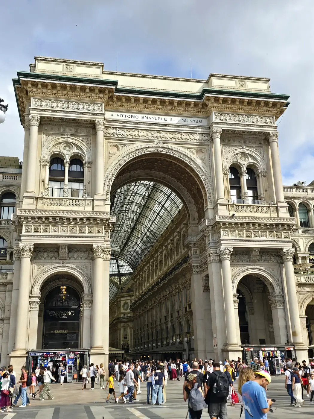 Boog en voorgevel van de Galleria Vittorio Emanuele II in Milaan