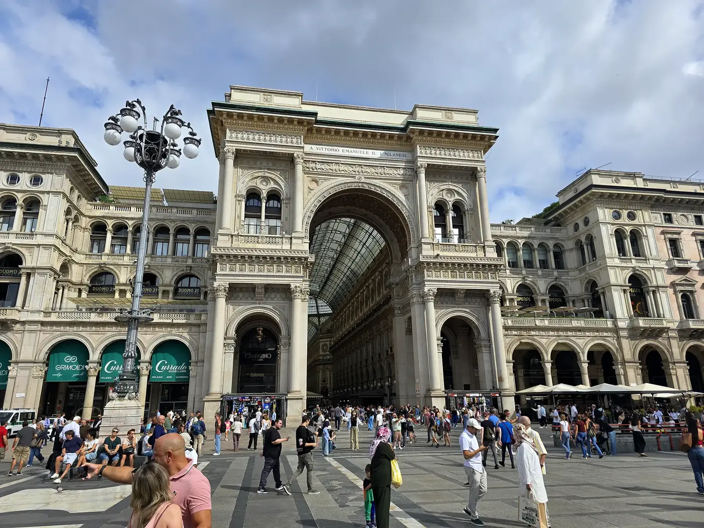 Monumentale ingang van de Galleria Vittorio Emanuele II naast de Duomo