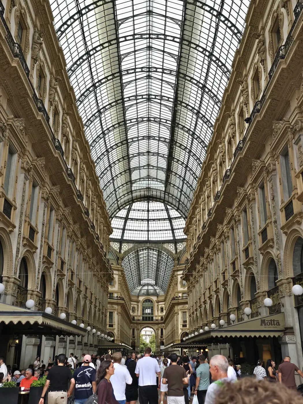 Interieur van Galleria Vittorio Emanuele II in Milaan