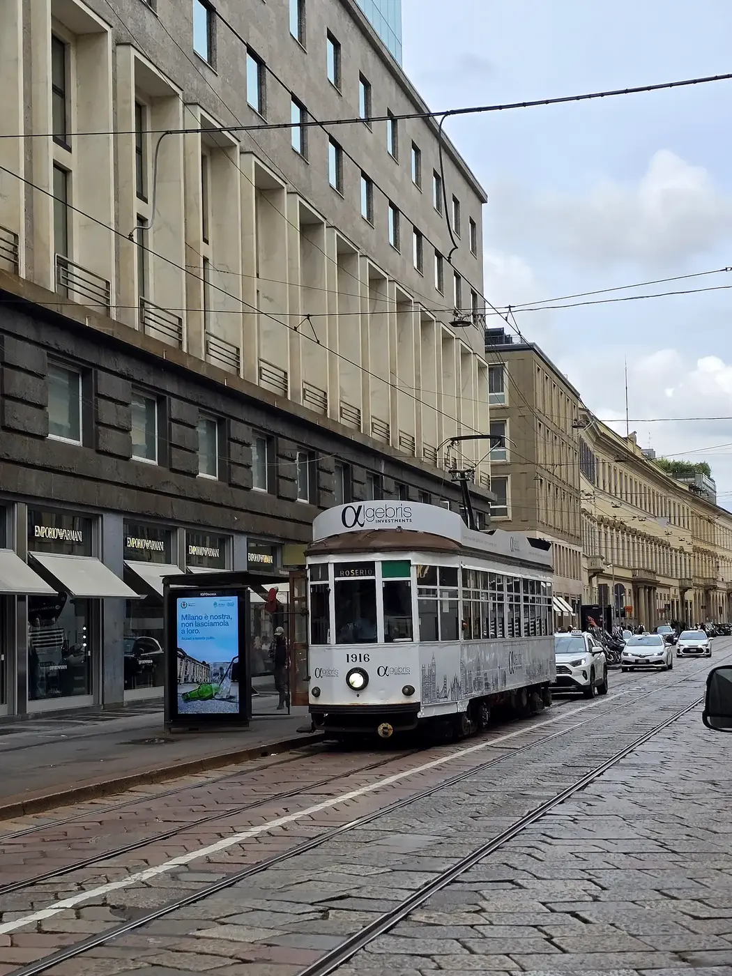 Historische tram in een straat in het centrum van Milaan