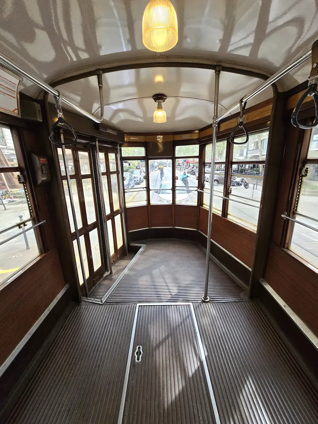 Houten interieur van een historische tram in Milaan