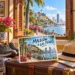 Ilustración generada con IA de una habitación con vistas al malecón de Guayaquil y al colorido barrio de Las Peñas, con una postal de esos lugares.