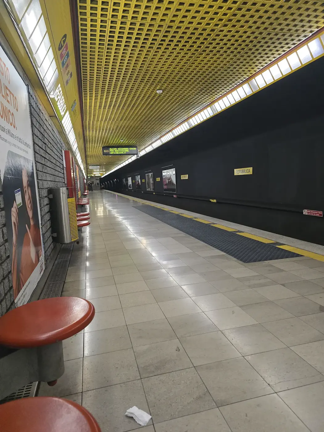 Perron van een metrostation in Milaan