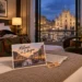 AI-beeld van een hotelkamer met avondzicht op de Duomo en een ansichtkaart met Milaan in 3 dagen