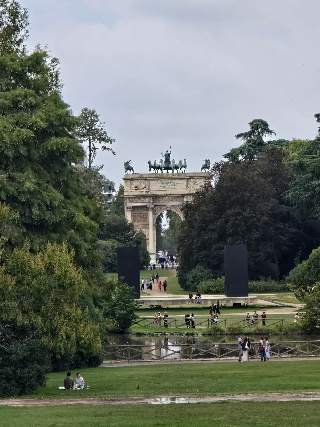 Uitzicht door Parco Sempione naar Arco della Pace