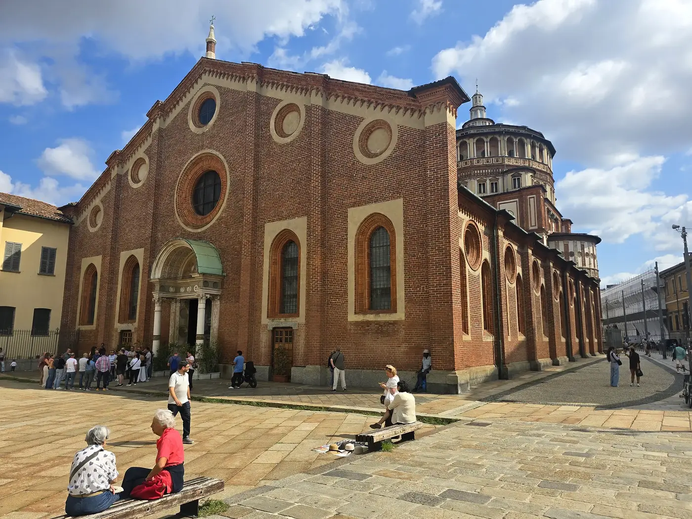 Voor- en zijgevel van Santa Maria delle Grazie in Milaan