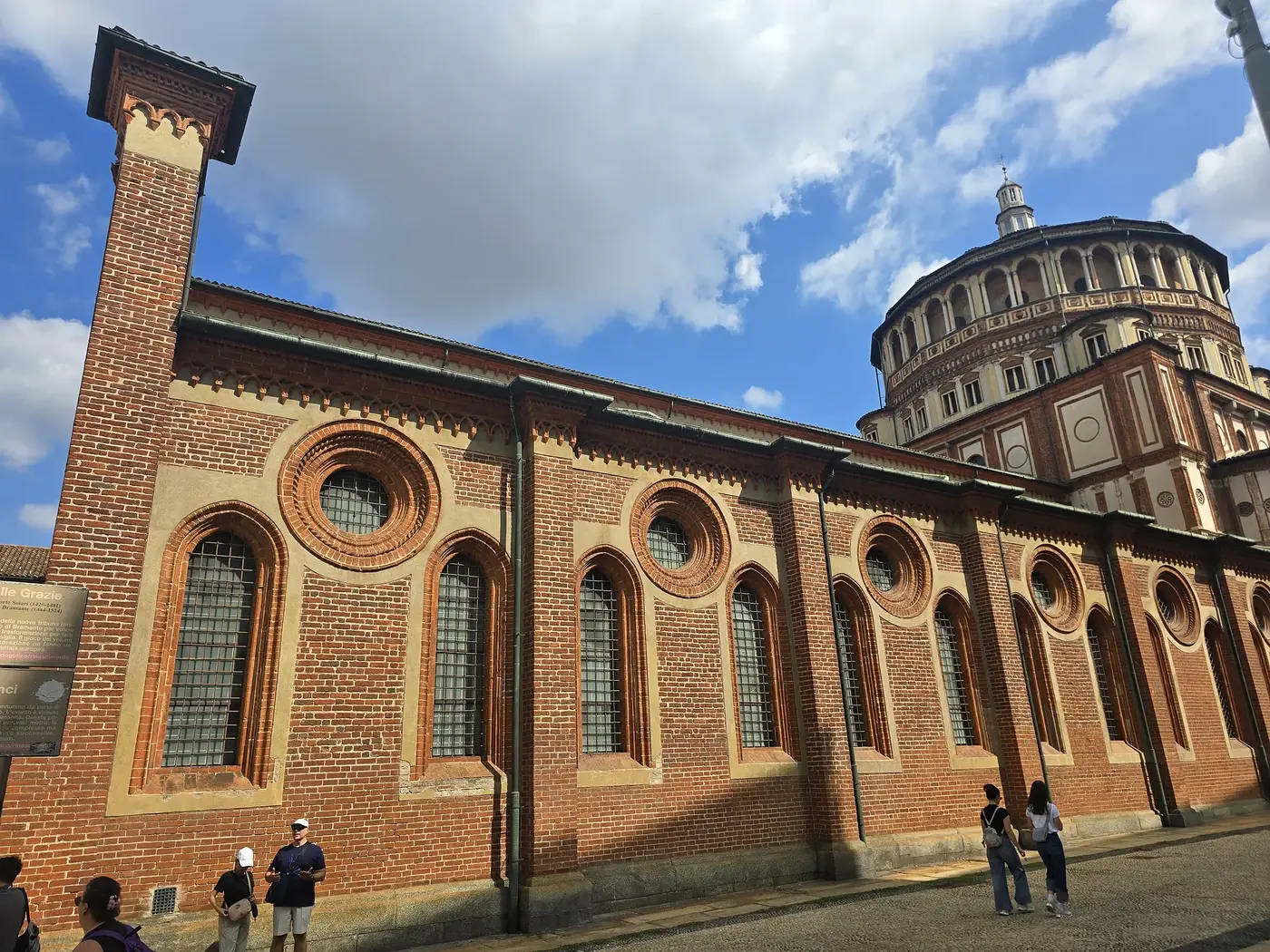 Santa Maria delle Grazie in Milaan vanaf de zijkant