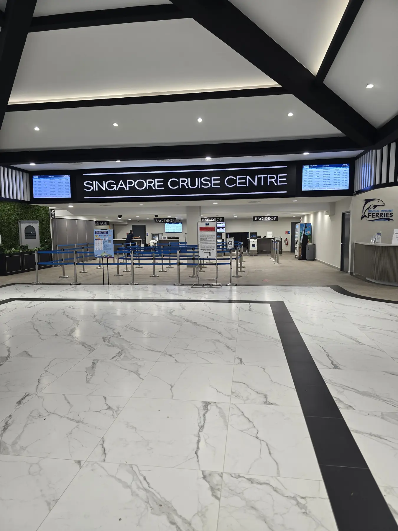 Vertrekhal van Tanah Merah Ferry Terminal met de balies van Singapore Cruise Centre