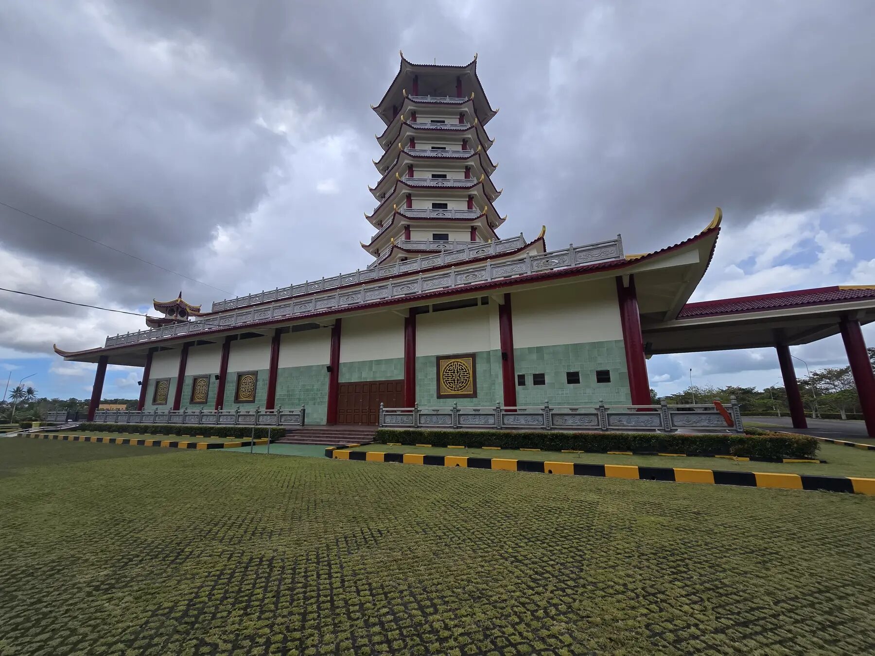 Tempelgebouw met een hoge pagode op Bintan