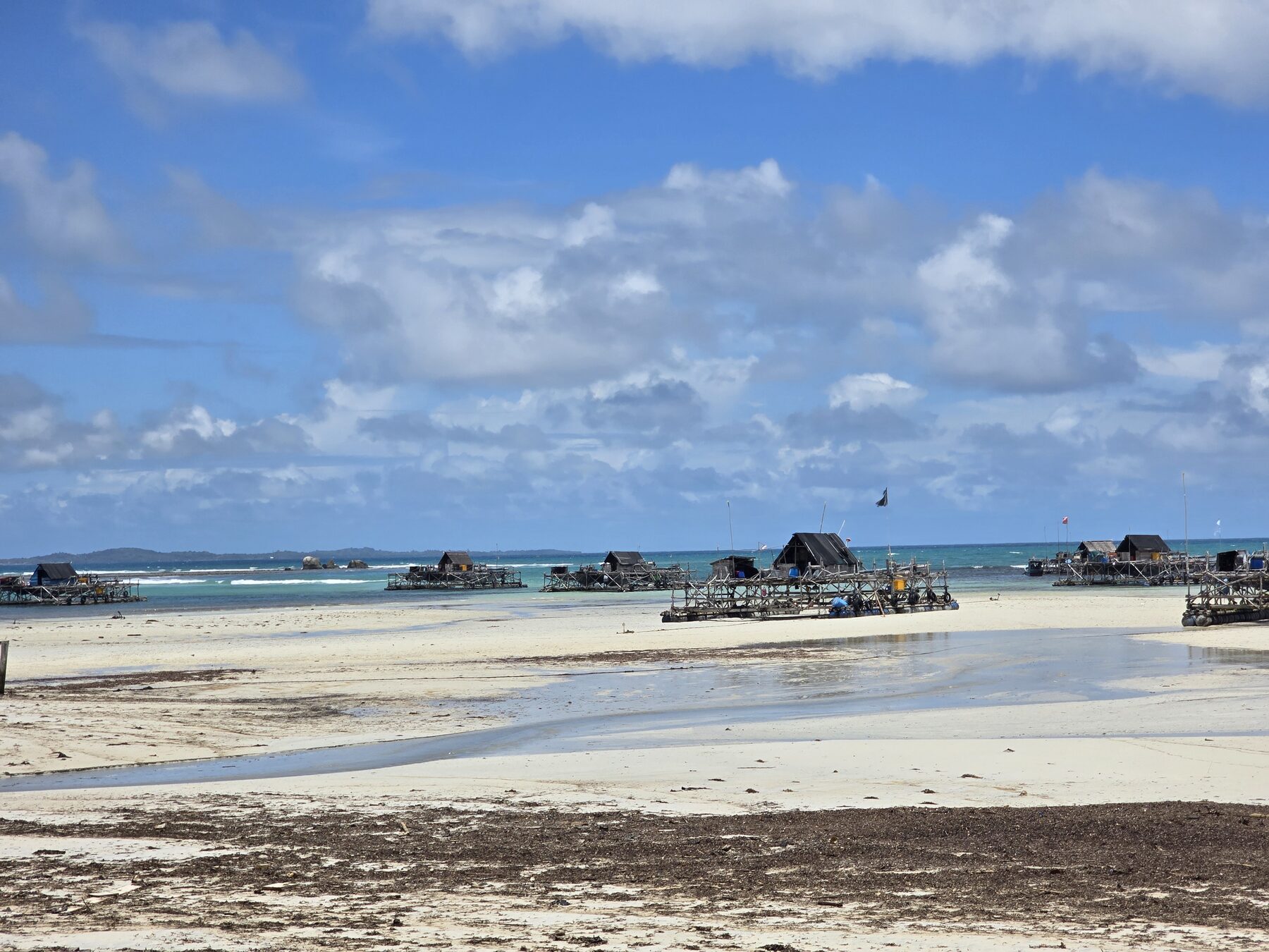 Houten constructies boven ondiep kustwater op Bintan