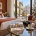 AI-beeld van een hotelkamer met uitzicht op de Duomo en tram 1 en een ansichtkaart met Wat te doen in Milaan