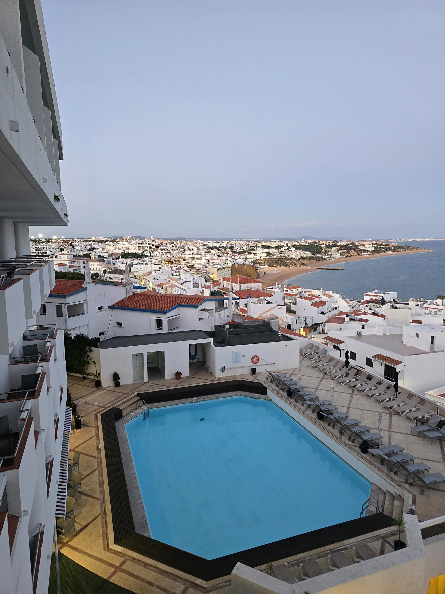 Zwembad bij onze accommodatie met uitzicht over Albufeira en de Atlantische Oceaan.