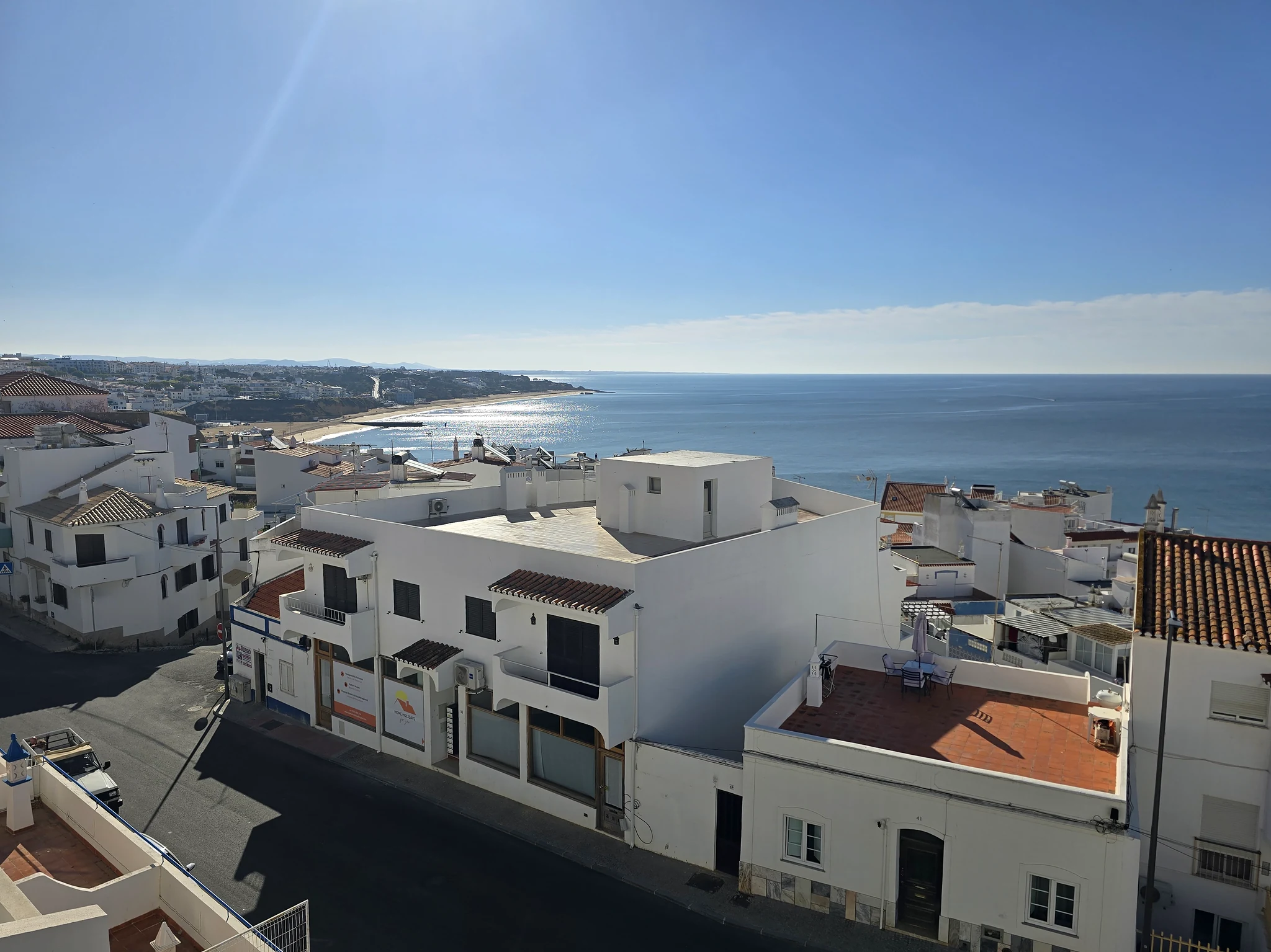 Witte huizen van Albufeira met strand en Atlantische Oceaan op de achtergrond.
