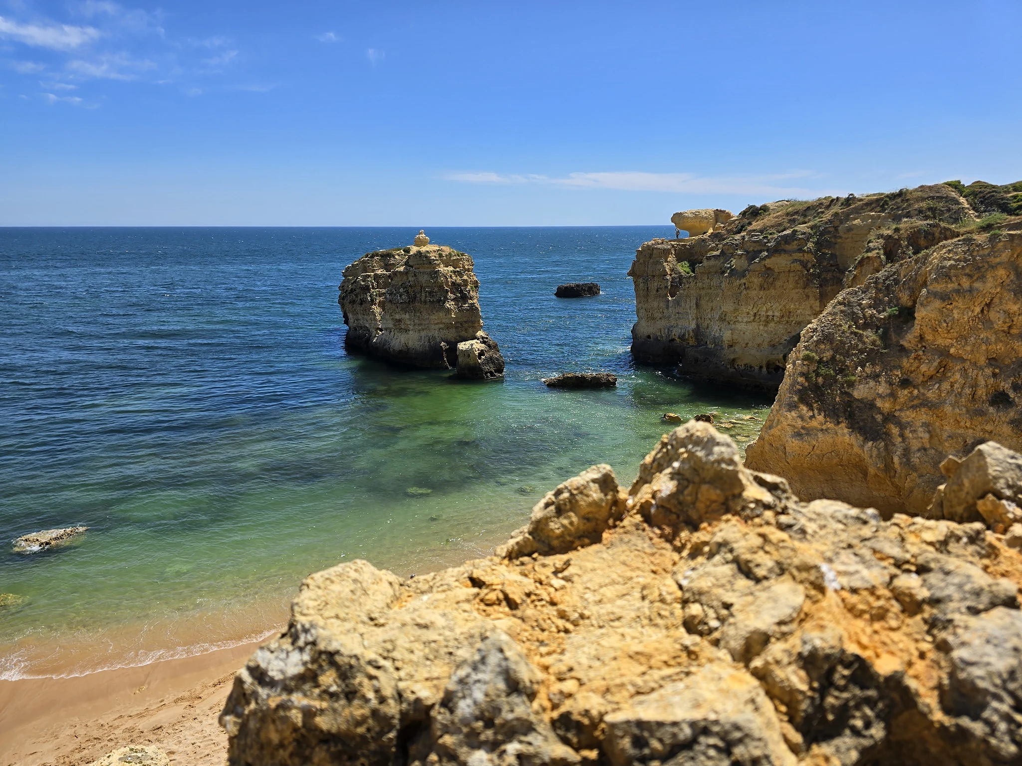 Rotsbaai aan de Algarve met zandstrand en zee.