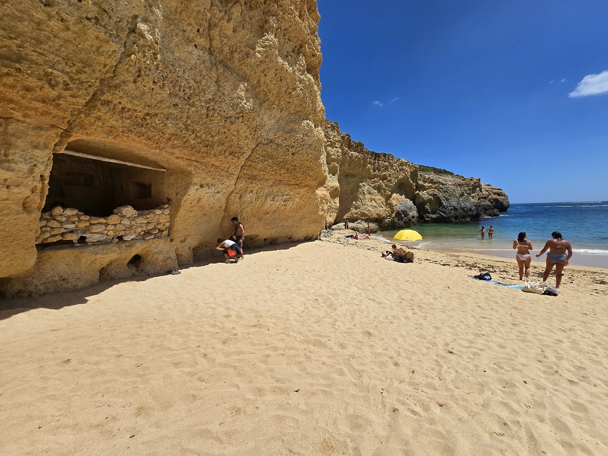 Praia do Carvalho tussen hoge rotswanden.