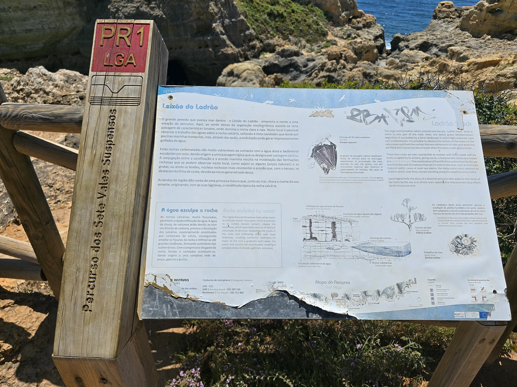 Routemarkering PR1 LGA aan de kust van Lagoa.