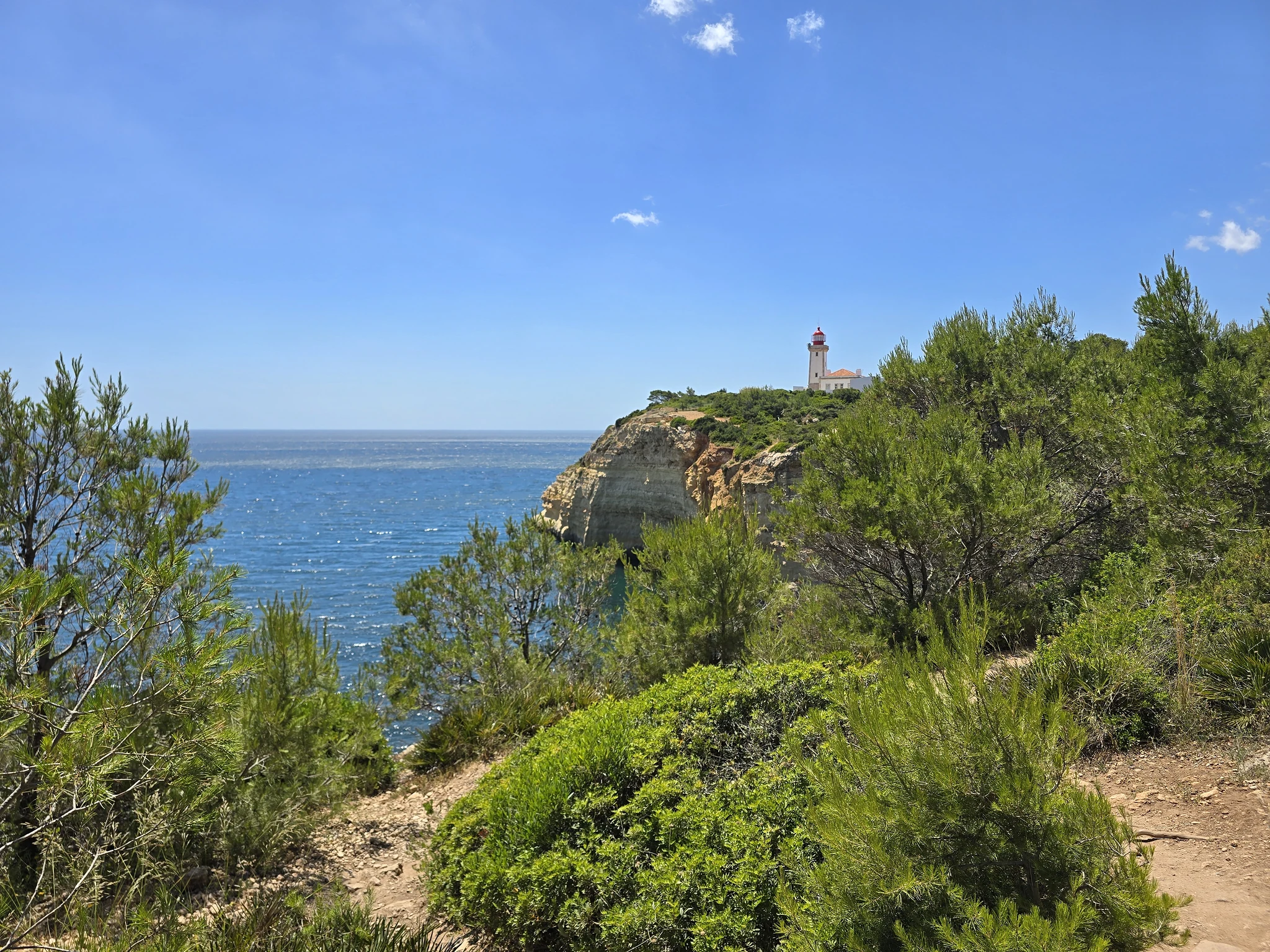 De vuurtoren van Alfanzina aan de kust van de Algarve.