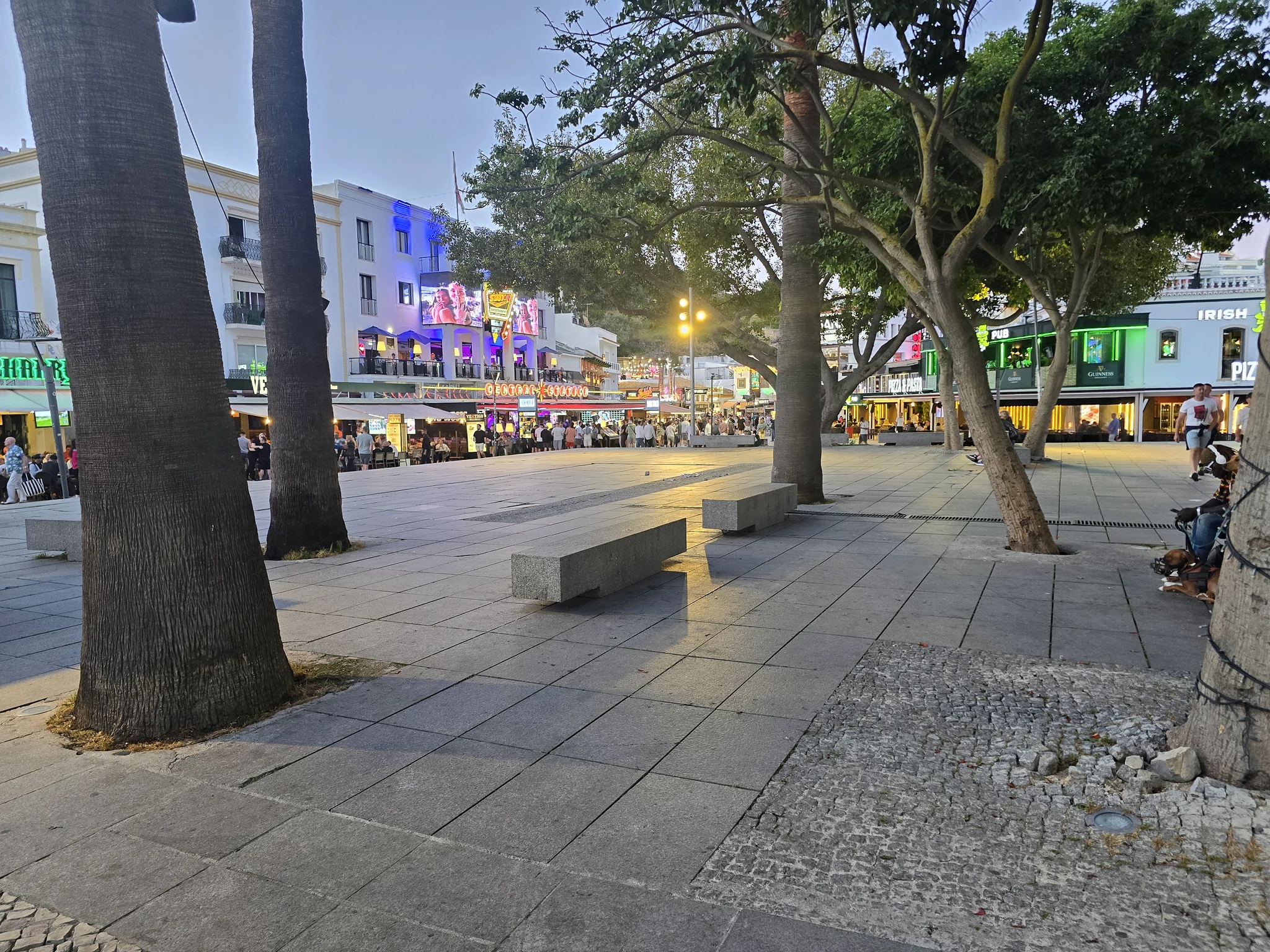 Straatbeeld in het centrum van Albufeira in de avond.