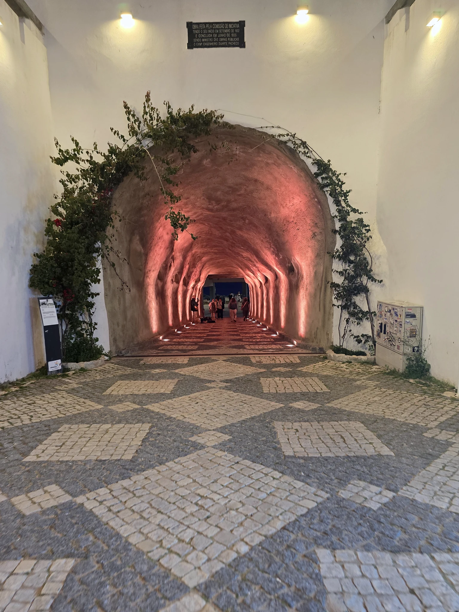 De doorgang tussen het oude centrum van Albufeira en het strand.