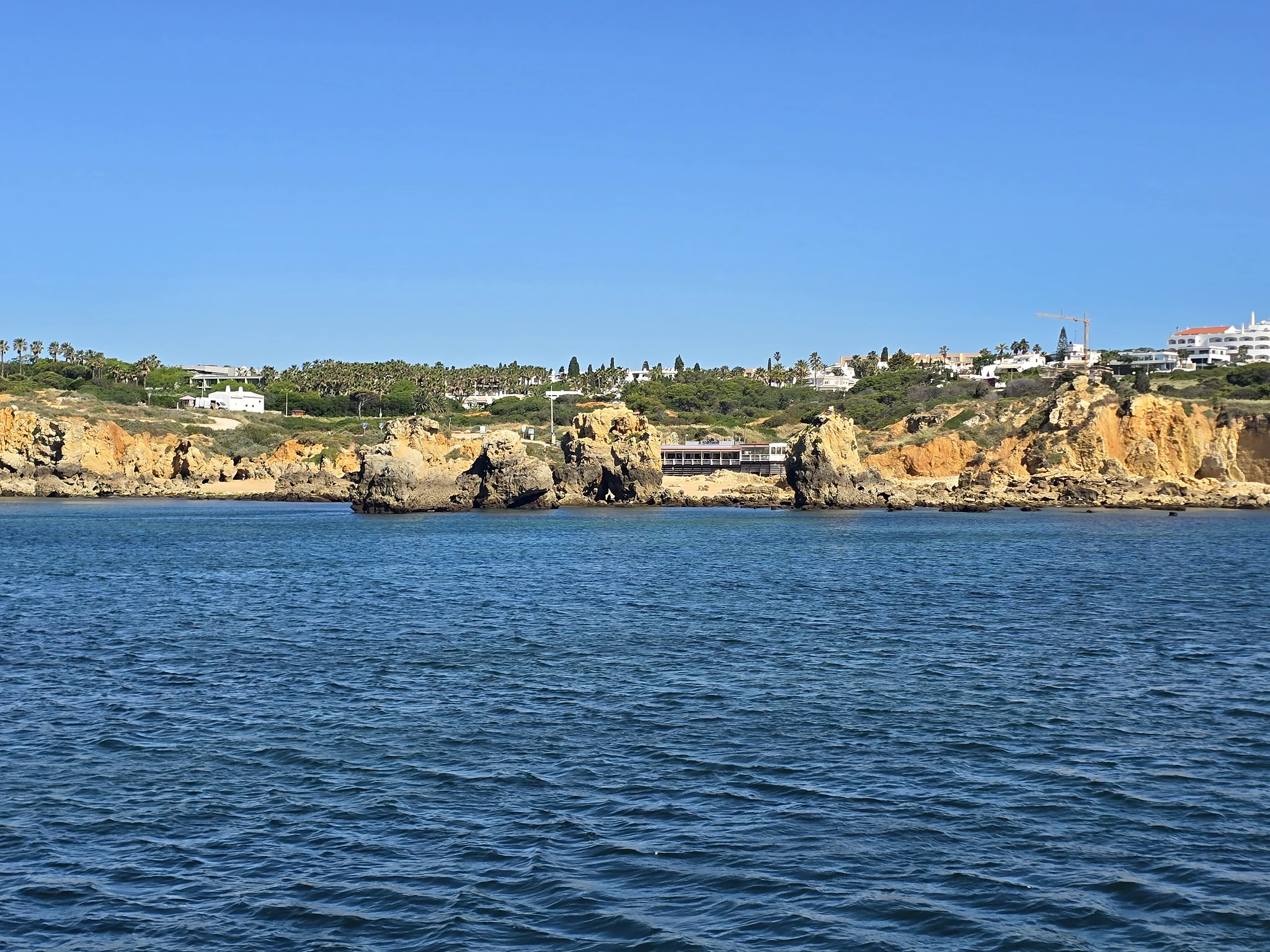 Kalksteenkliffen van de Algarve gezien vanaf zee.