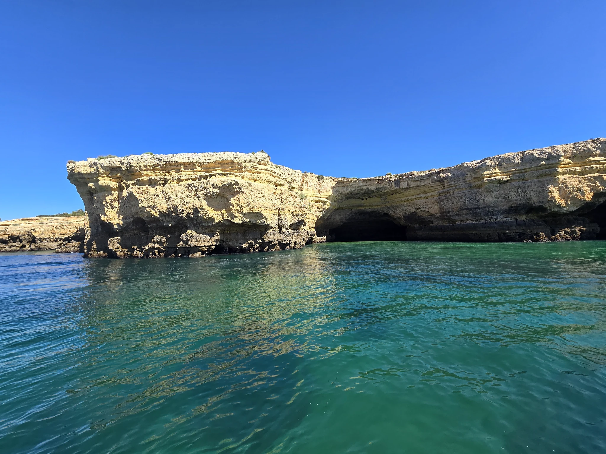 Opening van een zeegrot in een kalksteenklif aan de Algarve.