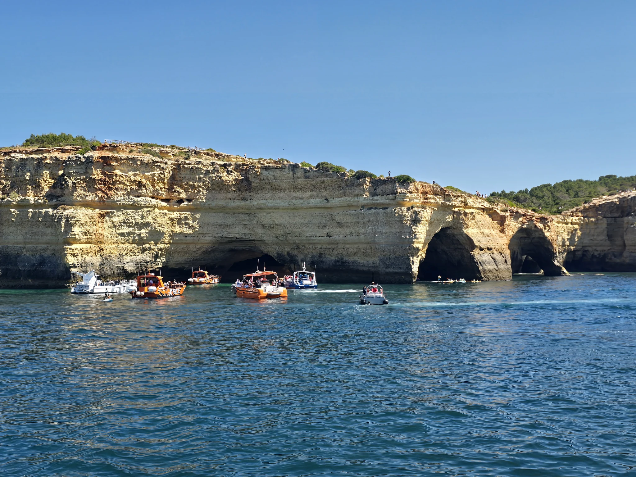 Boten bij de zeegrotten langs de Algarve.