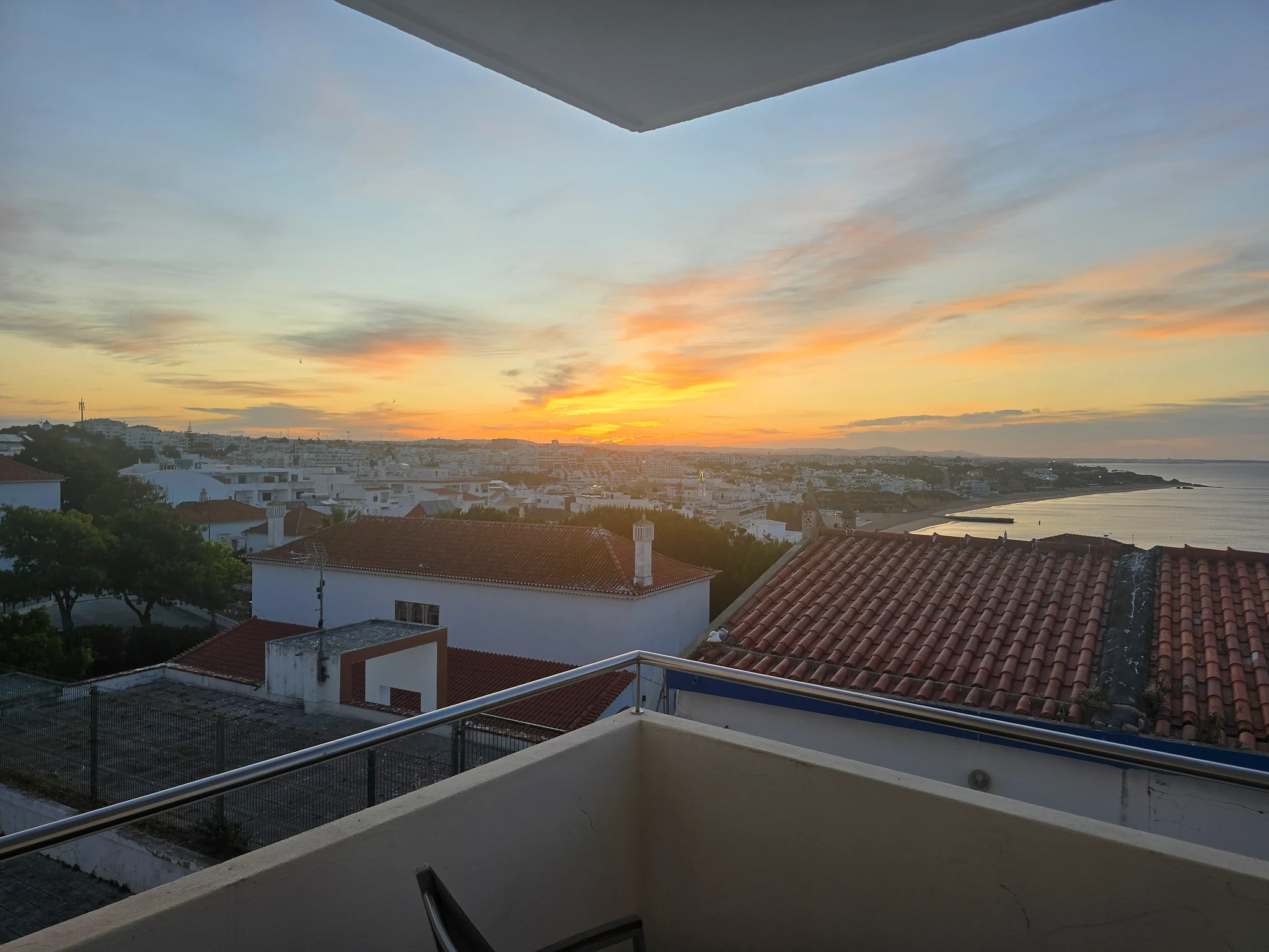 Kust van Albufeira in het vroege ochtendlicht.